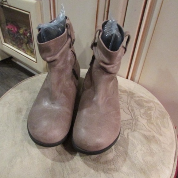 Birkenstock Women's Ankle Boots in Taupe - Picture 5 of 15